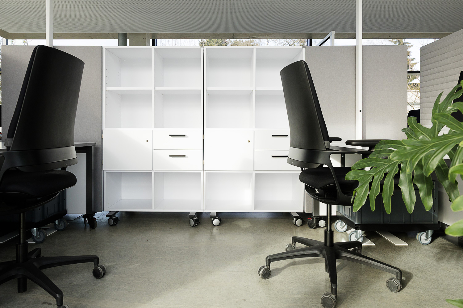 Arbeitsplatz im Coworking Space cubus33 Ingolstadt mit großem Regal und abschließbarem Fach