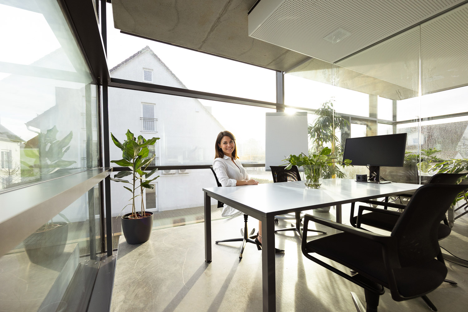 Meetingraum bei cubus33 Coworking Ingolstadt – heller Besprechungsraum mit Tisch, Stühlen und Glasfront