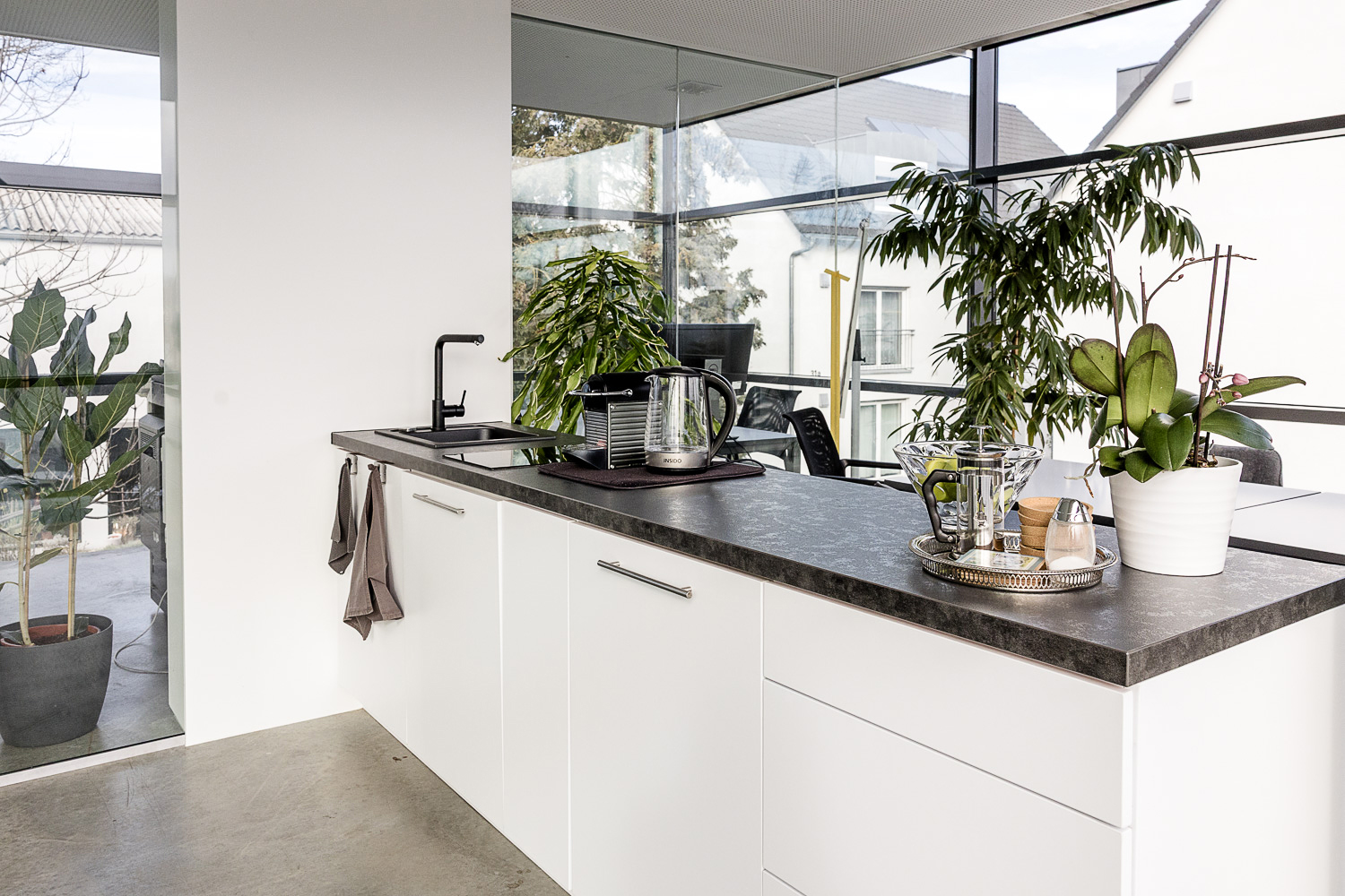 Teeküche im Coworking Space cubus33 Ingolstadt mit Spülmaschine, Herdplatte und Kühlschrank