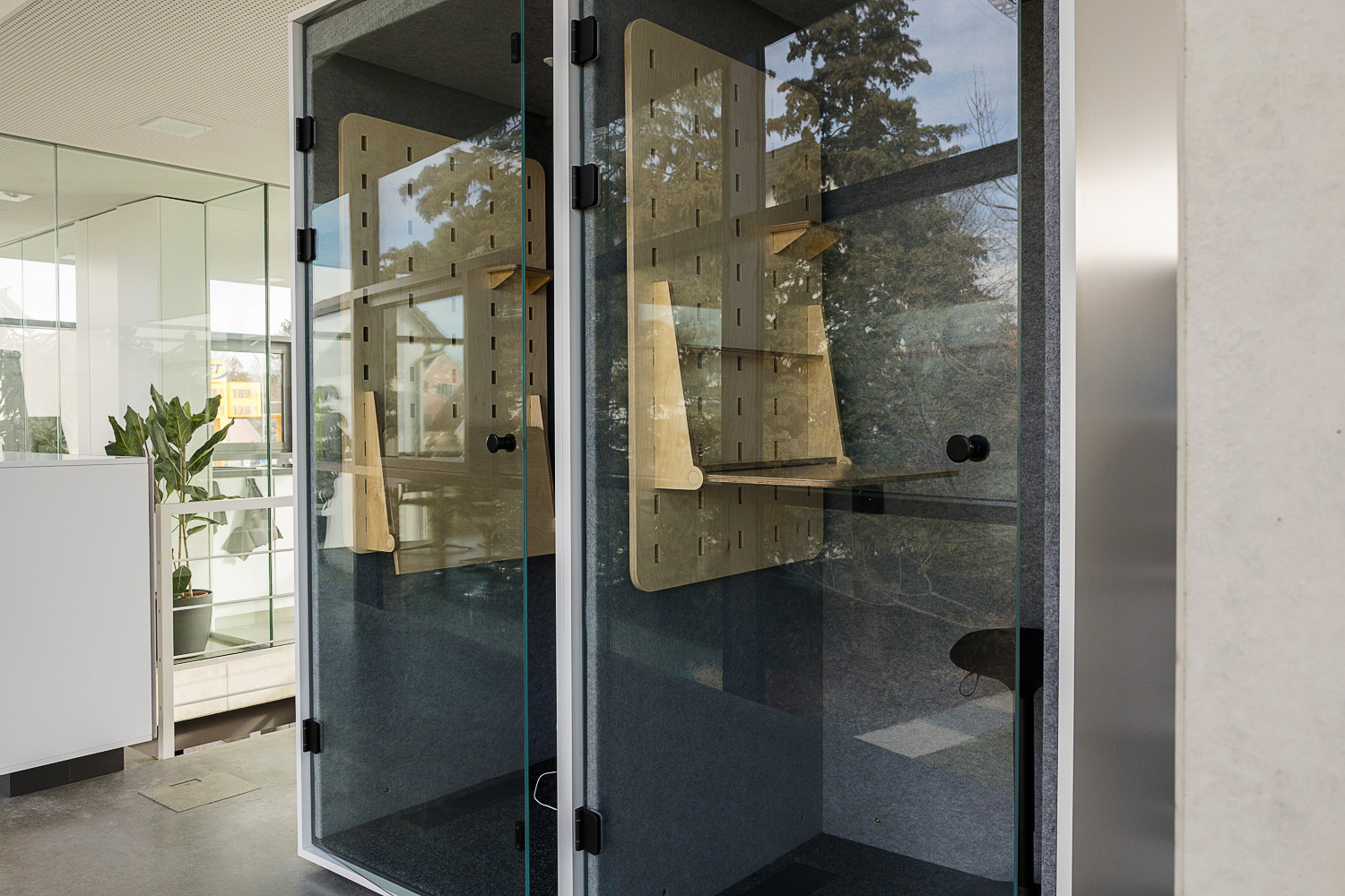 Telefonboxen im Coworking Space cubus33 Ingolstadt mit Blick in den Garten – ideal für ungestörte Calls