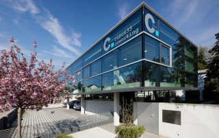 Modernes Coworking Gebäude cubus33 in Ingolstadt mit Glasfassade und Beschilderung