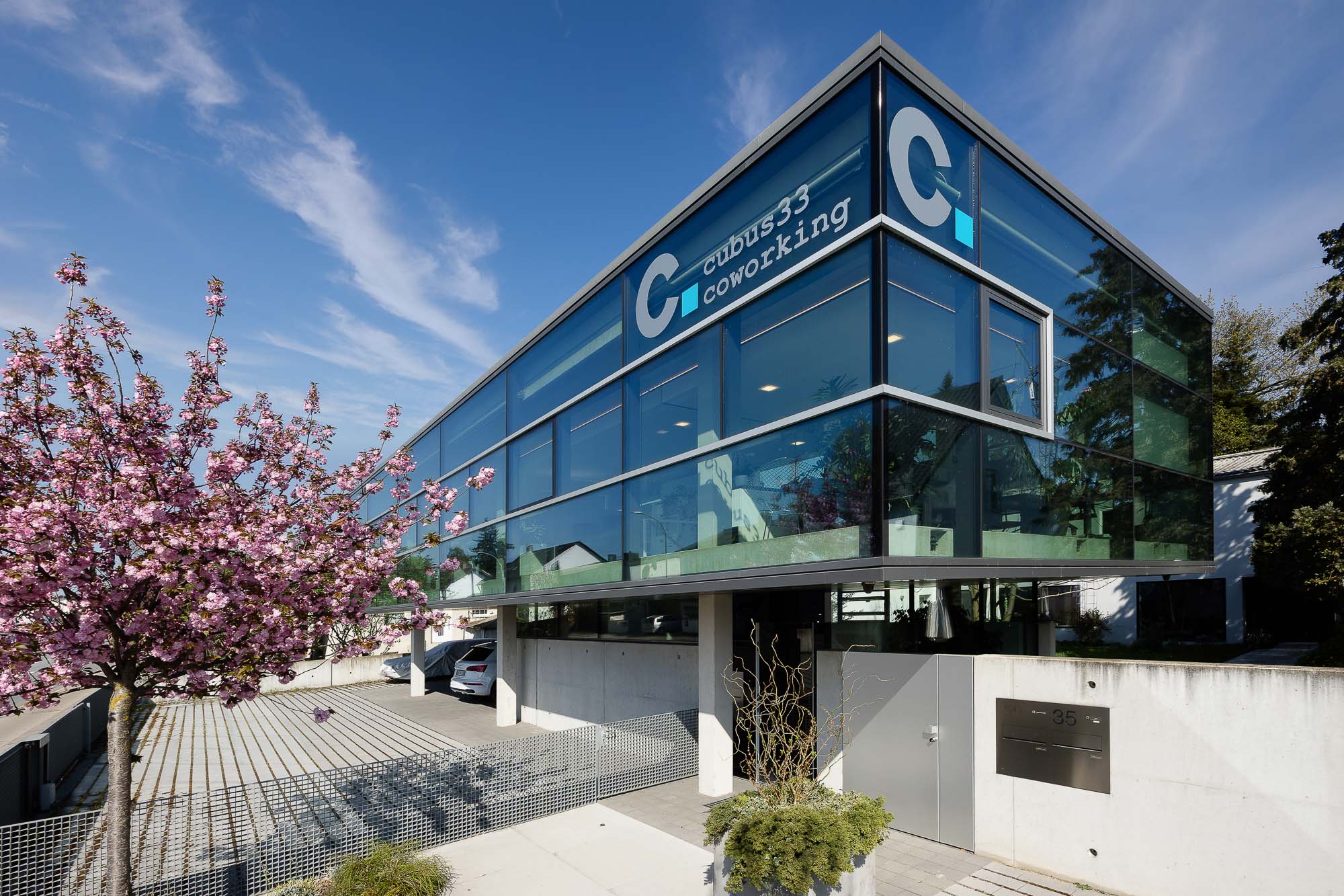 Modernes Coworking Gebäude cubus33 in Ingolstadt mit Glasfassade und Beschilderung